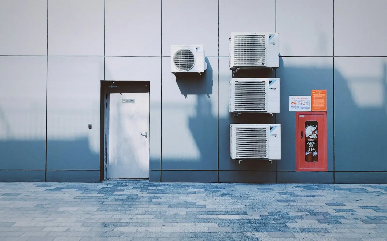 Equipos de climatización en la cubierta de un edificio