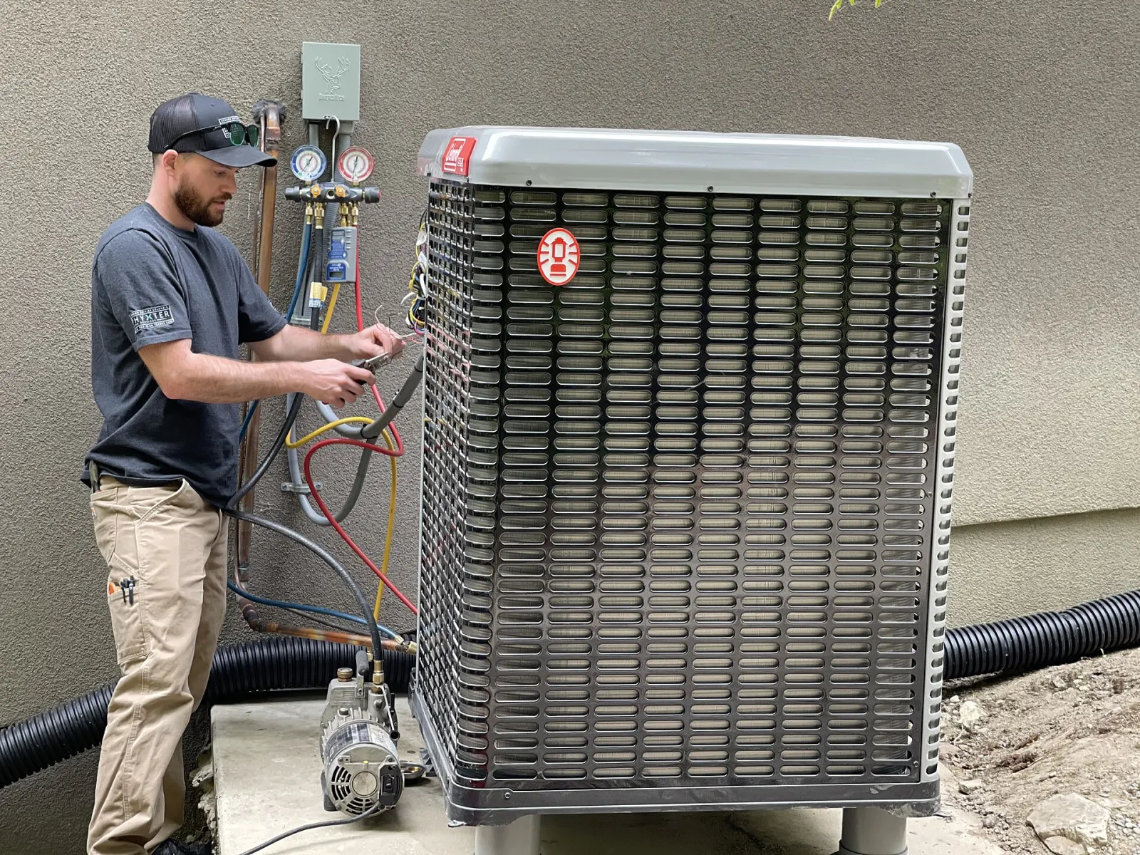 Técnico de climatización midiendo las presiones de una bomba de calor con un manómetro